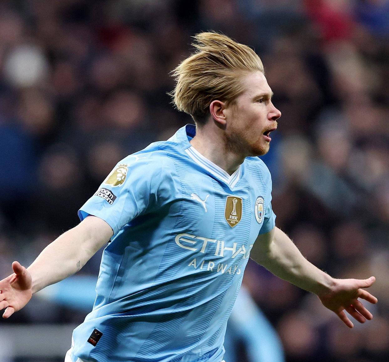 拜仁轻取巴萨，德布劳内梅开二度欧联杯